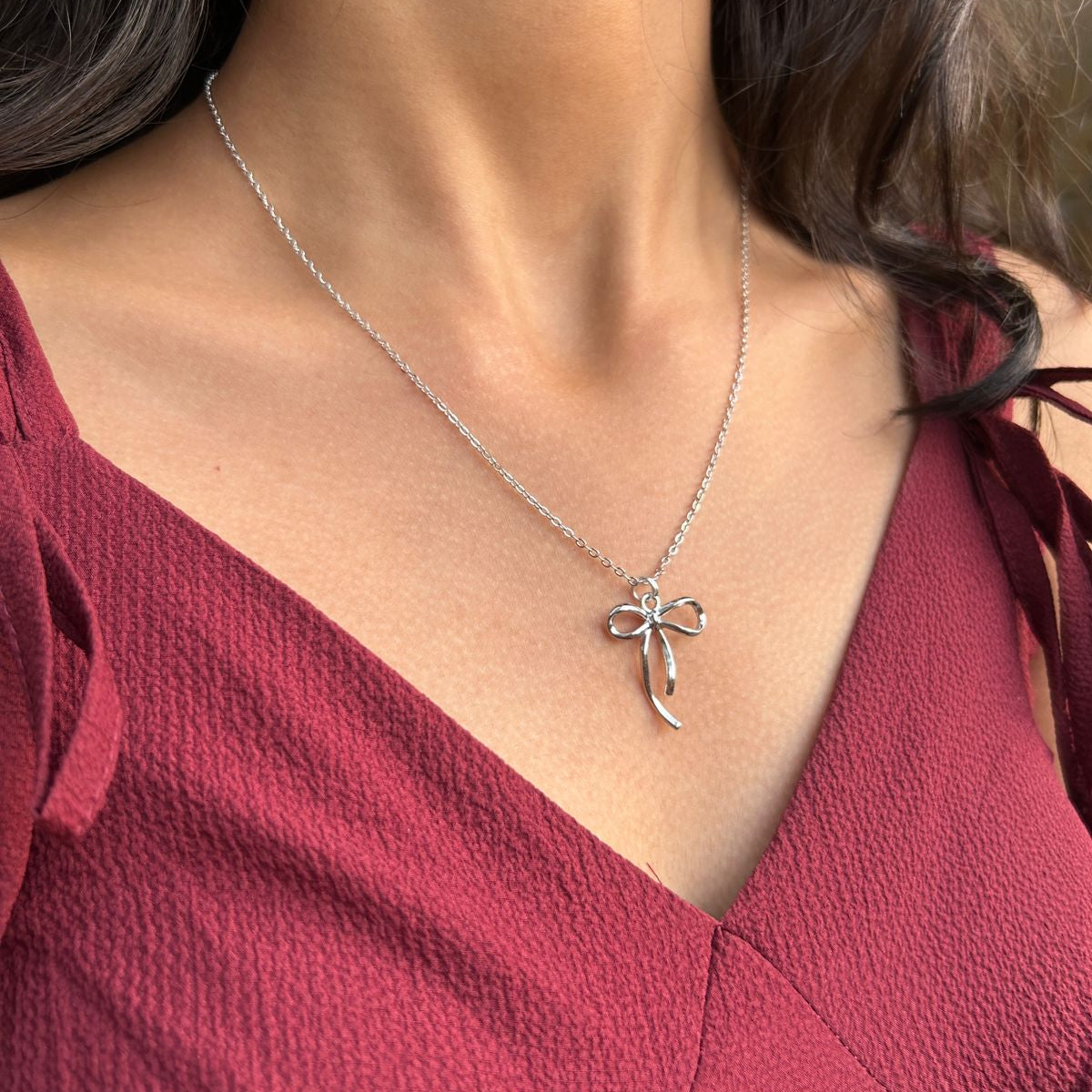 Silver Belle – Dainty Bow Pendant Necklace